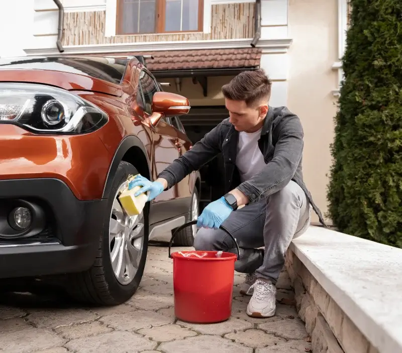 Lavage auto à domicile Ligré : professionnel intervenant sur un véhicule